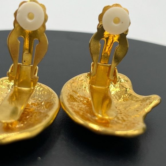 Large Seashell Shiny Polished Gold tone Textured Silver tone  Clip Earrings - Picture 15 of 15